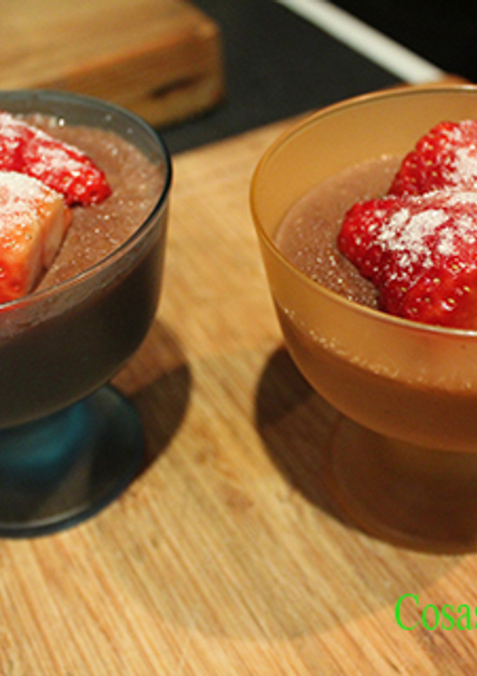 Una foto de Flan de chocolate con fresas
