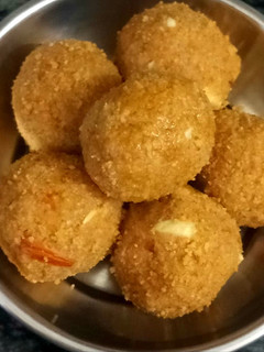 लेफ़्टोवर रोटी के लड्डू (leftover roti ke ladoo recipe in Hindi) रेसिपी मुख्य फोटो