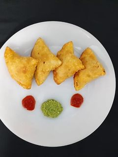સમોસા (Samosa Recipe In Gujarati) રેસીપી મુખ્ય ફોટો