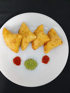 સમોસા (Samosa Recipe In Gujarati) રેસીપી મુખ્ય ફોટો