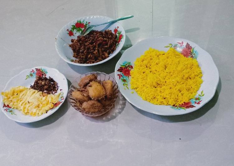 Bagaimana Menyiapkan Nasi kuning rice cooker Super Lezat