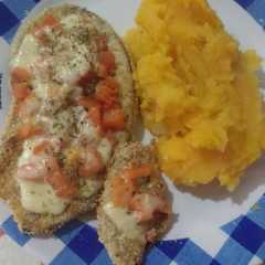 Una foto de Milanesas de berenjena con un puré mixto !!