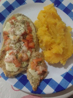Una foto de Milanesas de berenjena con un puré mixto !!