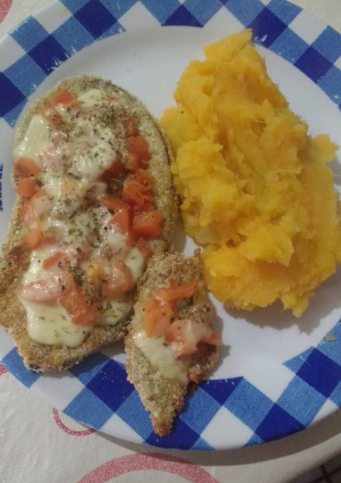 Una foto de Milanesas de berenjena con un puré mixto !!