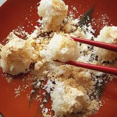 A picture of Glutinous Rice With Soy Powder (Ketan Bubuk Kedelai).