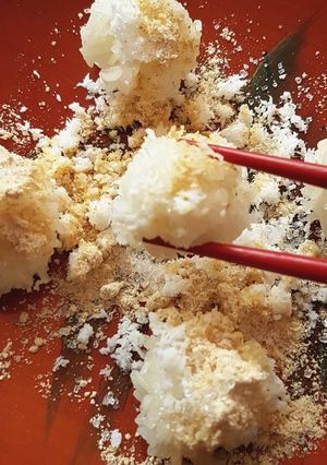 A picture of Glutinous Rice With Soy Powder (Ketan Bubuk Kedelai).