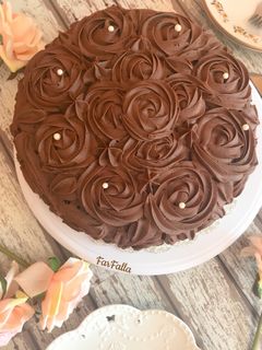 صورة لوصفة كيك الورود بكريمة موس الشوكولاتة 💐