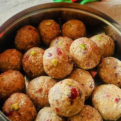 A picture of Gond laddu (poppy seeds).