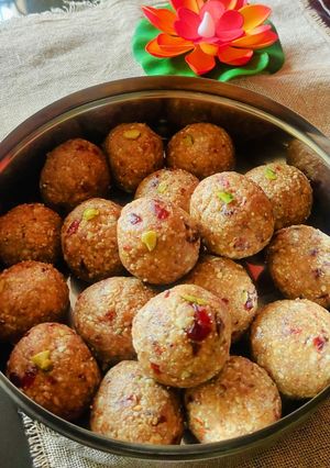 A picture of Gond laddu (poppy seeds).