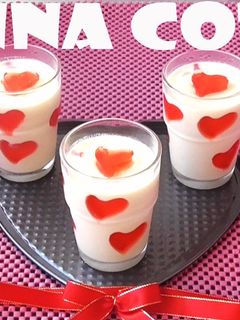 Una foto de Panna cotta de chocolate blanco y gelatina de fresa