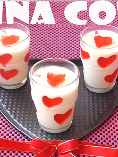 Una foto de Panna cotta de chocolate blanco y gelatina de fresa