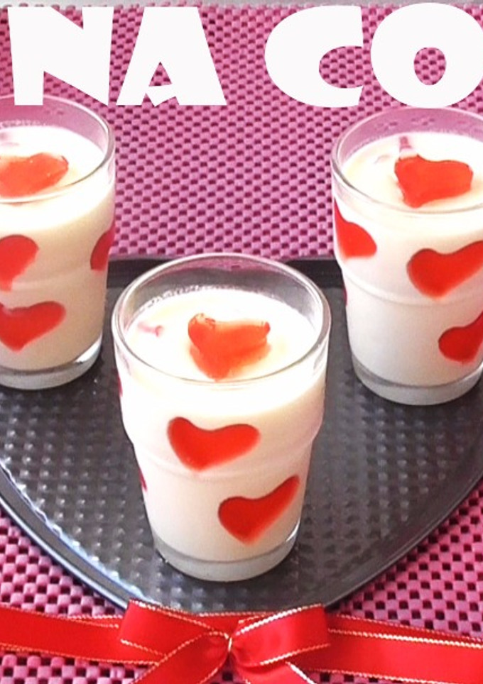 Una foto de Panna cotta de chocolate blanco y gelatina de fresa