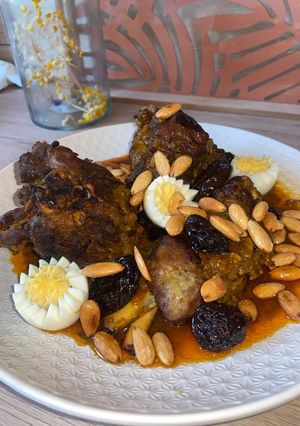 Une photo de Tajine d’agneaux aux pruneaux à la marocaine