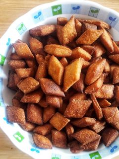 खुसखुशीत शंकरपाळे (shankarpali recipe in marathi) रेसिपी चे मुख्य फोटो