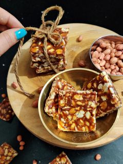 પીનટ ચીક્કી(Peanut Chikki Recipe In Gujarati) રેસીપી મુખ્ય ફોટો