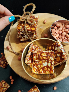 પીનટ ચીક્કી(Peanut Chikki Recipe In Gujarati) રેસીપી મુખ્ય ફોટો