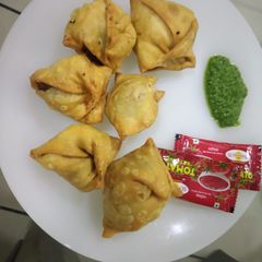A picture of Aloo matar samosa.