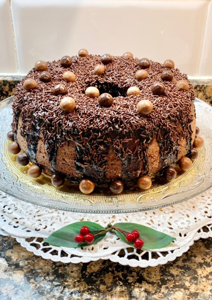 Una foto de Pastel de chocolate con jarabe de cacao
