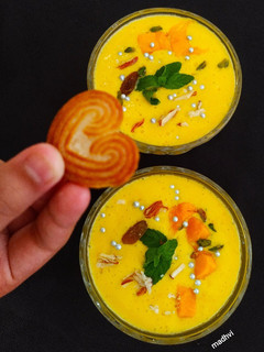मिंटी मैंगो शेक (Mint Mango Shake Recipe in Hindi) रेसिपी मुख्य फोटो