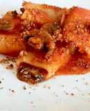 Paccheri con funghi champignon, sugo di carne e pane grattugiato aromatizzato