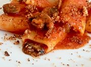 Una foto di paccheri ai funghi