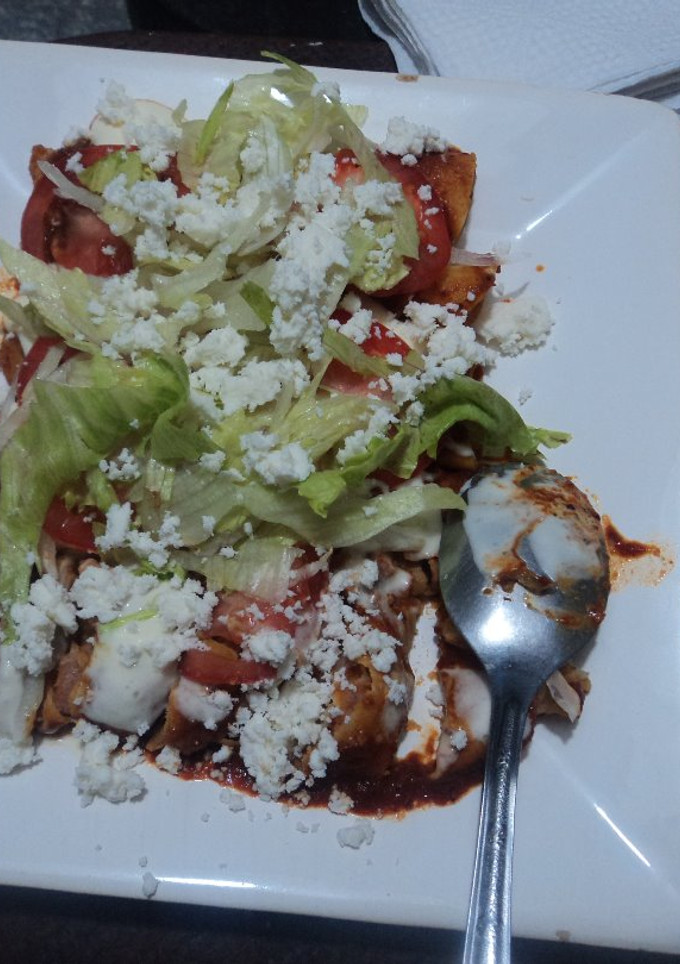 Una foto de Enchiladas con salsa de manzana y  rellenas de puré de papa con manzana las Correa