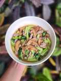 เส้นหมี่ราดหน้ารวมมิตร (เนื้อวัว เห็ดหอม บล็อคโคลี่)