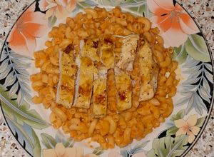 Una foto de Coditos al morrón con pollo