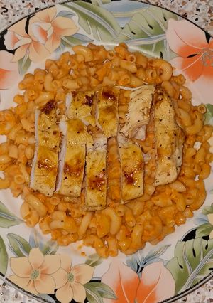 Una foto de Coditos al morrón con pollo