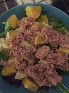 Una foto de Ensalada de naranja con atún