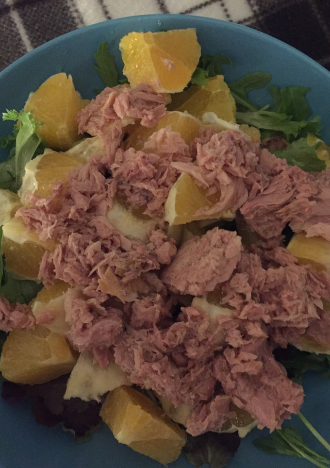 Una foto de Ensalada de naranja con atún