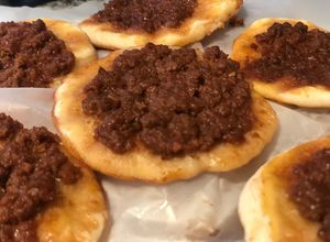 Una foto de Lajmashin (empanada abierta de carne)