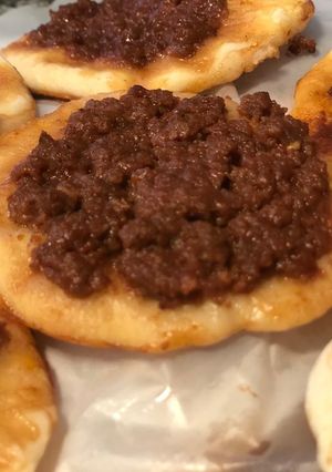 Una foto de Lajmashin (empanada abierta de carne)