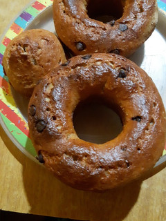Una foto de Budín de bananas con chips de chocolate y de banana y coco