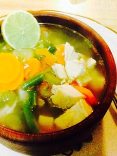 Una foto de Sopa Rápida De vegetales y Pollo