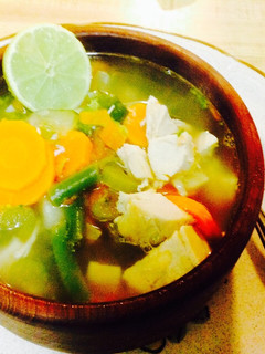 Una foto de Sopa Rápida De vegetales y Pollo