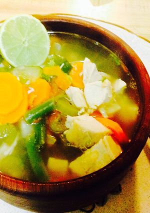 Una foto de Sopa Rápida De vegetales y Pollo