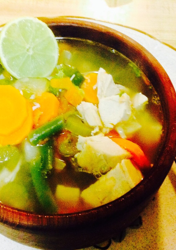 Una foto de Sopa Rápida De vegetales y Pollo