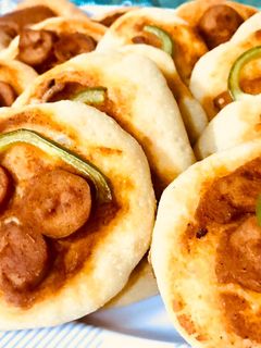 صورة لوصفة ميـني بيتزا بالنقانق 🍕🧡😋