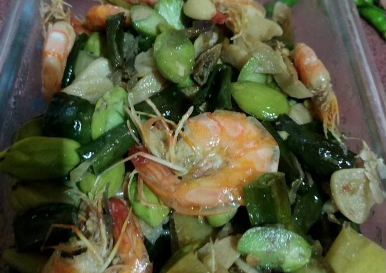 Langkah Mudah untuk Menyiapkan Tumis udang petai cabai hijau, Enak Banget