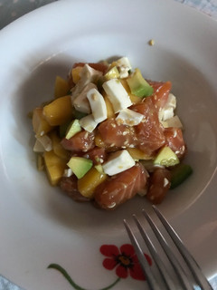 Una foto de Salmón marinado con mango, aguacate y queso fresco