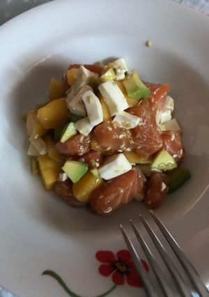 Una foto de Salmón marinado con mango, aguacate y queso fresco