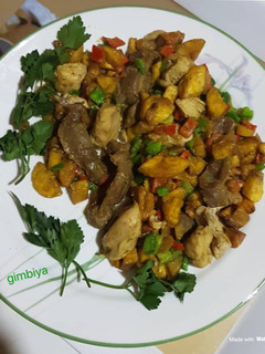 A picture of Gizdodo with celery and chicken fillet.