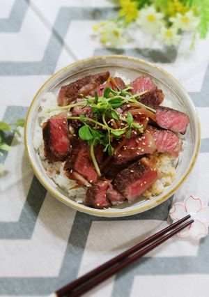 《影音食譜》牛排蓋飯&舒肥牛排套餐 的食譜成品照片