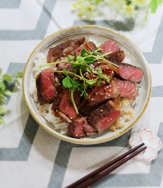 《影音食譜》牛排蓋飯&舒肥牛排套餐 的食譜成品照片