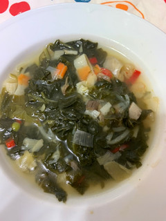 Una foto de Sopa de verduras con gambas y palitos🦐