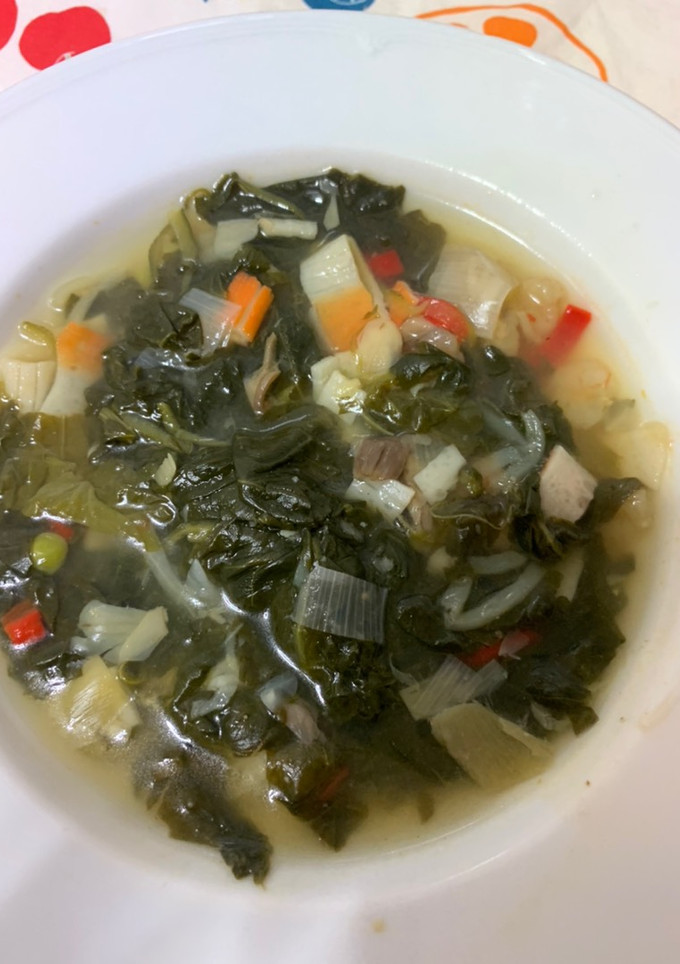 Una foto de Sopa de verduras con gambas y palitos🦐