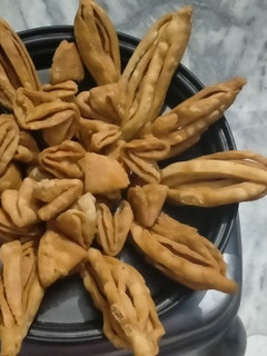 डिजाइनर नमक पारे(designer namakpare recipe in hindi) रेसिपी मुख्य फोटो