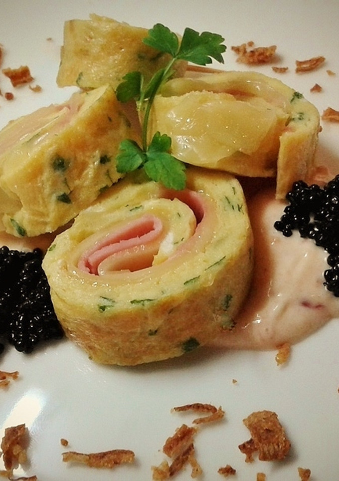 Una foto de Rollitos de tortilla rellenos de jamón york y queso