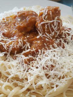 Una foto de Pasta con albóndigas a la boloñesa casera